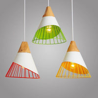 Suspension design en bois et aluminium coloré