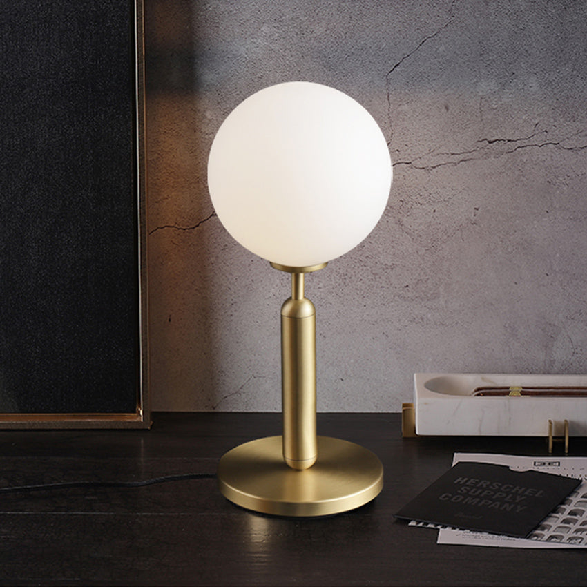 Lampe Ivy : Lumière ronde, base dorée