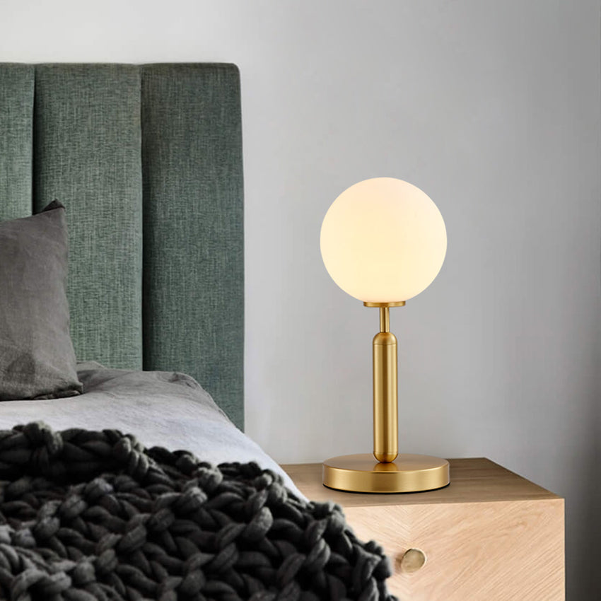 Lampe Ivy : Lumière ronde, base dorée