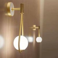 Applique murale design dorée LED avec boule en verre blanc Shadow.