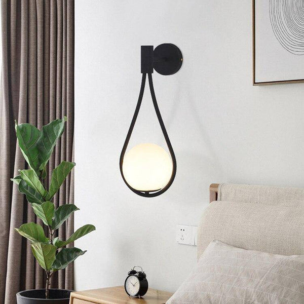 Applique murale design dorée LED avec boule en verre blanc Shadow.