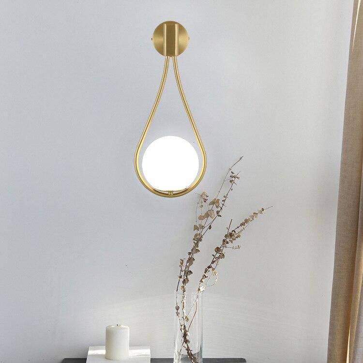 Applique murale design dorée LED avec boule en verre blanc Shadow.