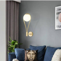 Applique murale design dorée LED avec boule en verre blanc Shadow.
