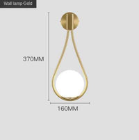 Applique murale design dorée LED avec boule en verre blanc Shadow.