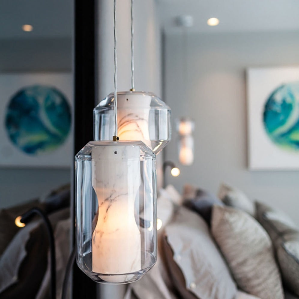 Suspension LED moderne en marbre et verre.