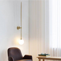 Applique murale LED dorée avec boule en verre	blanc