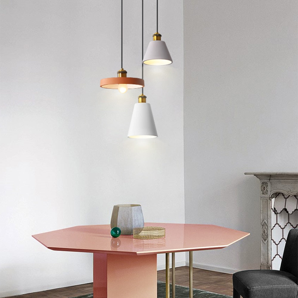 Suspension LED Leesha en métal coloré