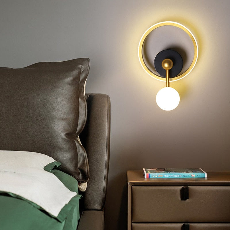 Applique murale Oryna - design géométrique avec boule suspendue