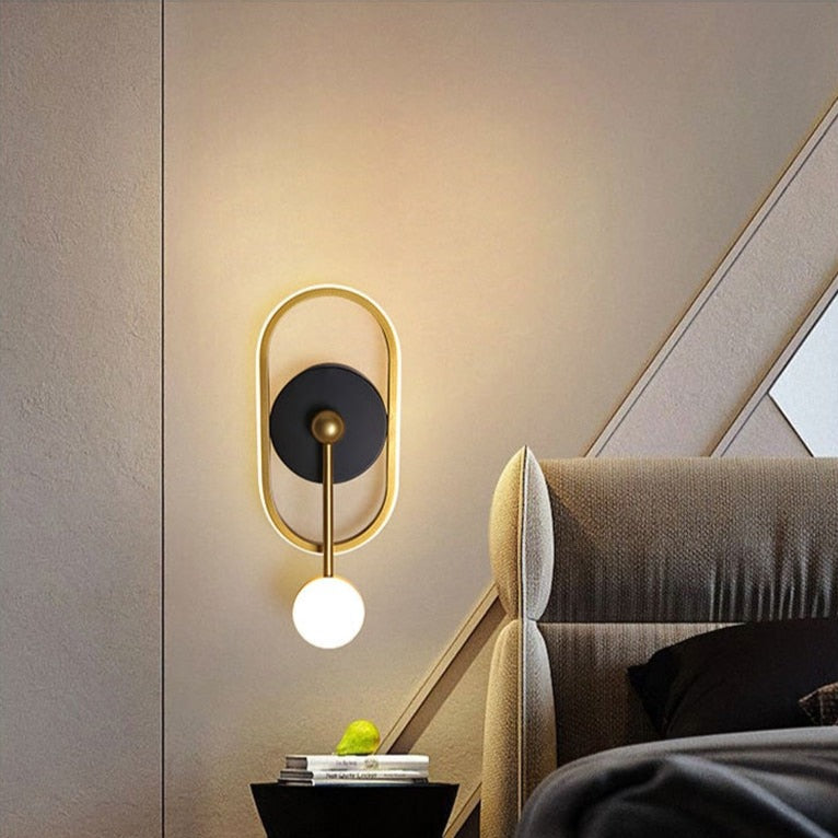 Applique murale Oryna - design géométrique avec boule suspendue
