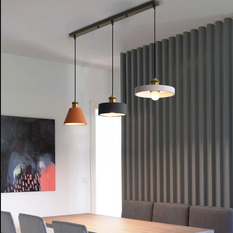 Suspension LED Leesha en métal coloré