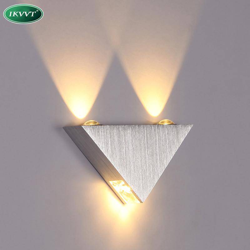 Applique murale LED chromée: Aluminium brossé en triangle