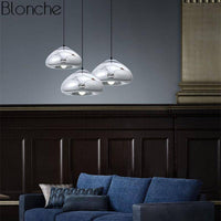 Suspension chromée Xoni: design élégant.