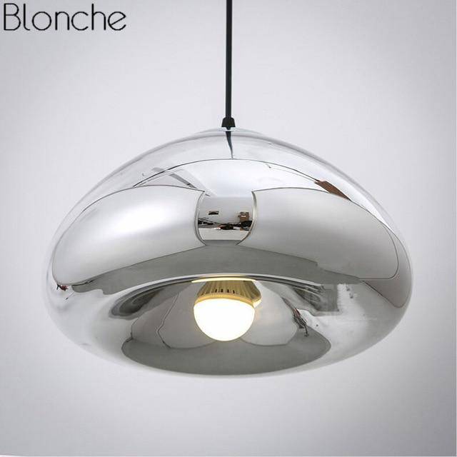 Suspension chromée Xoni: design élégant.