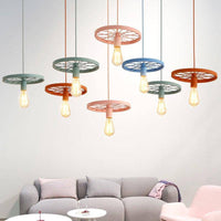 Suspension design vintage en métal en forme de roue