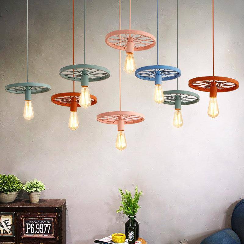 Suspension design vintage en métal en forme de roue