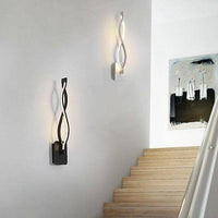 Applique murale LED design en métal courbé