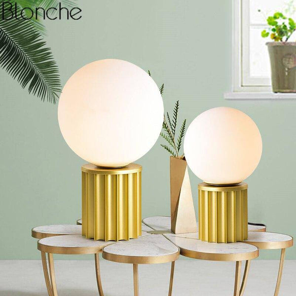 Lampe à poser design dorée avec boule LED
