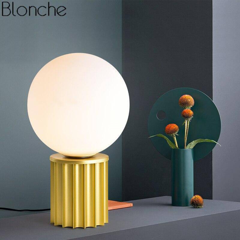 Lampe à poser design dorée avec boule LED