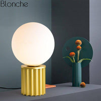 Lampe à poser design dorée avec boule LED