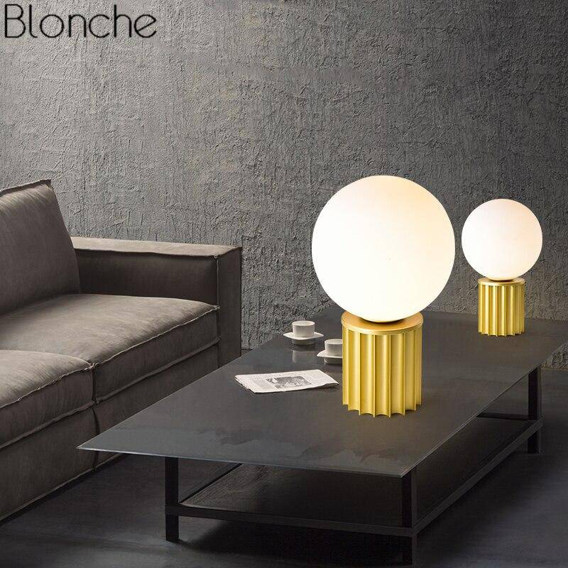 Lampe à poser design dorée avec boule LED