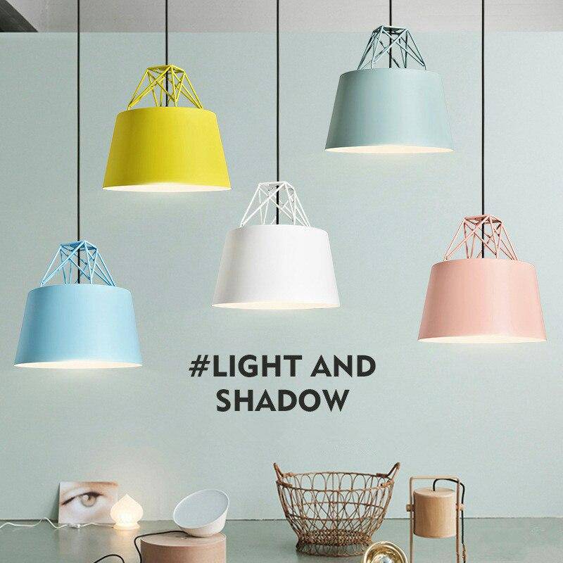 Suspension design Morning avec LED et abat-jour coloré en métal
