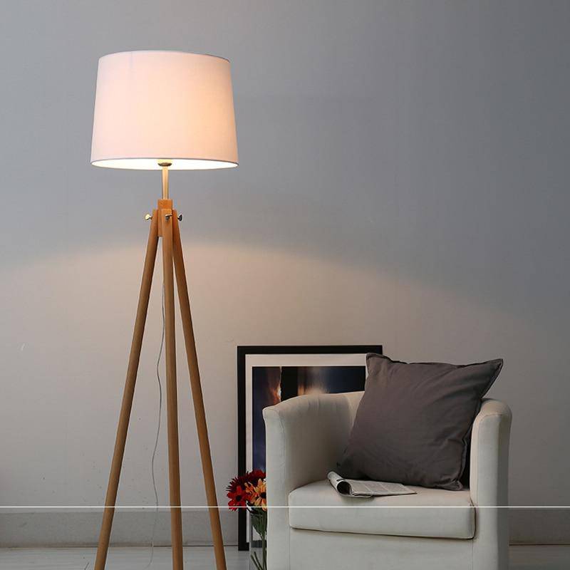 Lampadaire en bois avec abat-jour en tissu Fabric.