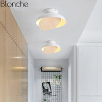 Suspension LED en bois avec abat-jour coloré à la mode