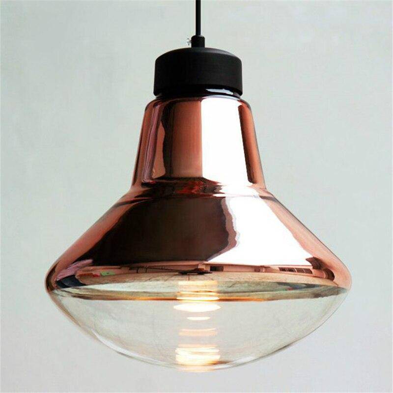 Suspension LED en métal au design rétro et formes arrondies.