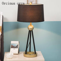 Lampe de chevet LED design avec abat-jour en tissu et boule dorée