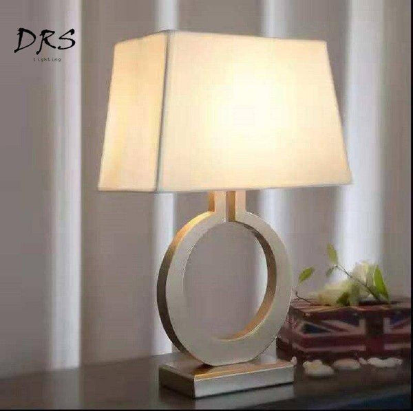 Lampe à poser LED en métal doré avec abat-jour triangulaire - style contemporain