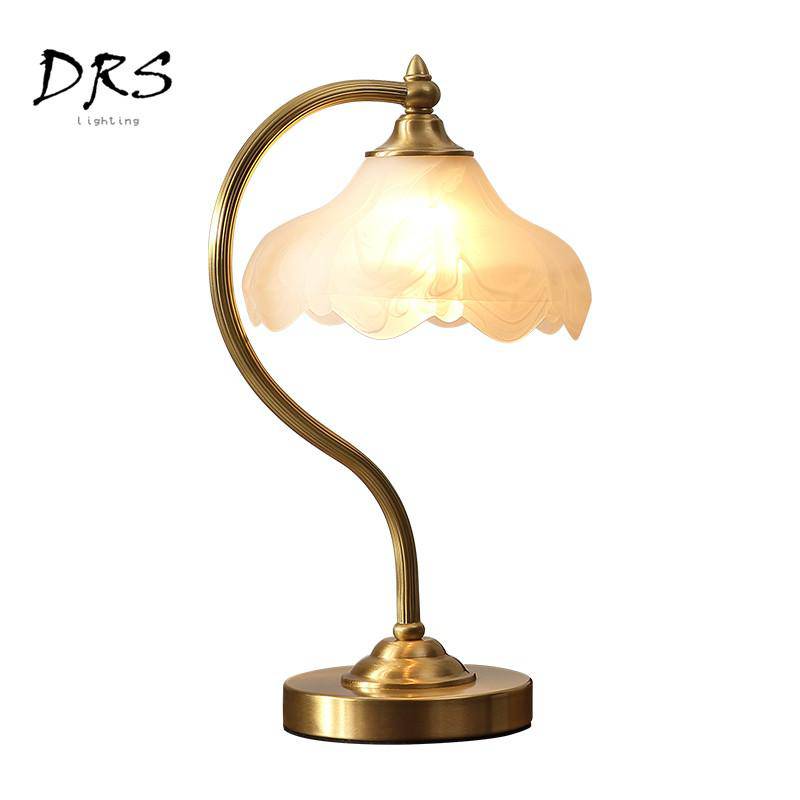 Lampe de table dorée avec abat-jour en verre Copper