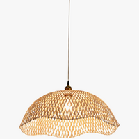 Suspension lumineuse en bambou tissé à la main pour une ambiance rétro.