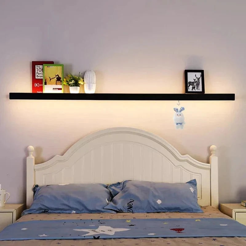 Salon Canapé Fond Simple avec Longue Bande Étagère : Éclairage Mural Protection des Yeux | Marco Lucetti