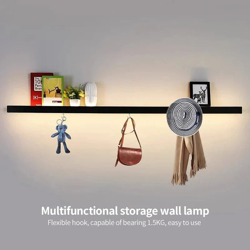 Salon Canapé Fond Simple avec Longue Bande Étagère : Éclairage Mural Protection des Yeux | Marco Lucetti