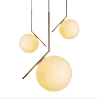 Suspension chic : barre dorée et boule en verre | Marco Lucetti