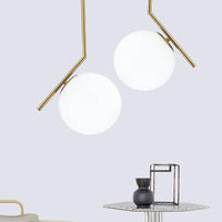 Suspension chic : barre dorée et boule en verre | Marco Lucetti