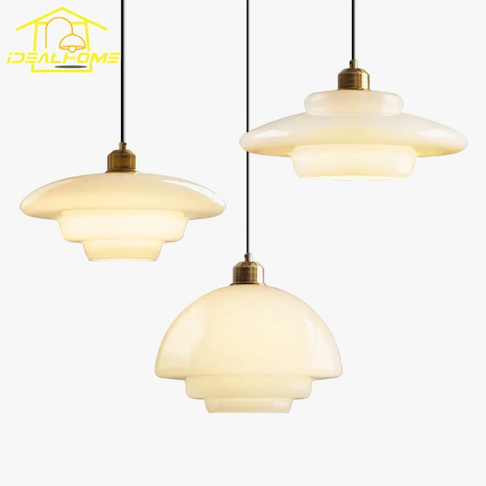 Suspension en verre de lait nordique par un styliste renommé.
