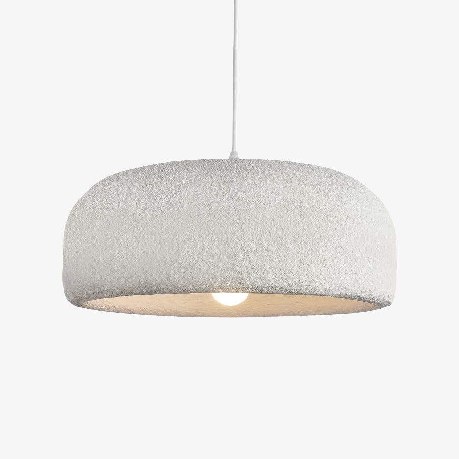 Suspension design blanche avec abat-jour arrondi Mango.