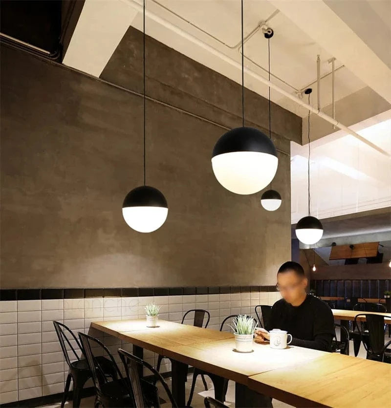 Suspension en boule de verre nordique noir avec lampes Led suspendues  | Marco Lucetti