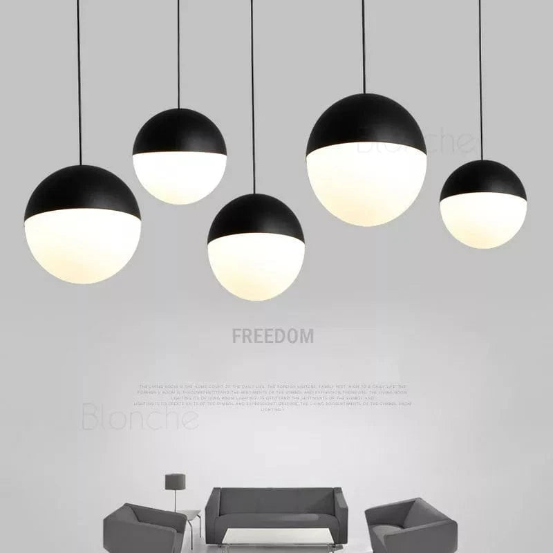 Suspension en boule de verre nordique noir avec lampes Led suspendues  | Marco Lucetti
