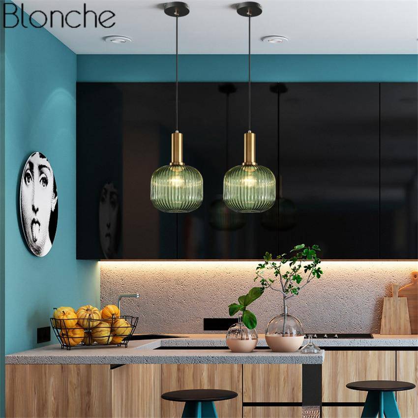 Suspension en verre coloré et base dorée, style élégant. | Marco Lucetti