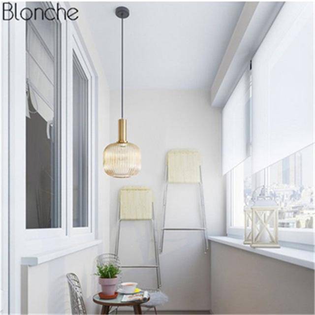 Suspension en verre coloré et base dorée, style élégant. | Marco Lucetti Abre