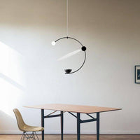 Suspension LED élégante: Arc de cercle noir & boule lumineuse | Marco Lucetti