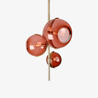 Suspension LED Luxe : Tige dorée, 3 boules verre rouge | Marco Lucetti