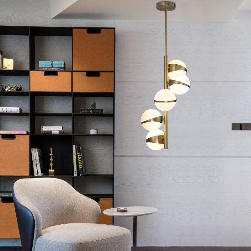 Suspension LED Tube Dorée avec Boules Blanches | Marco Lucetti