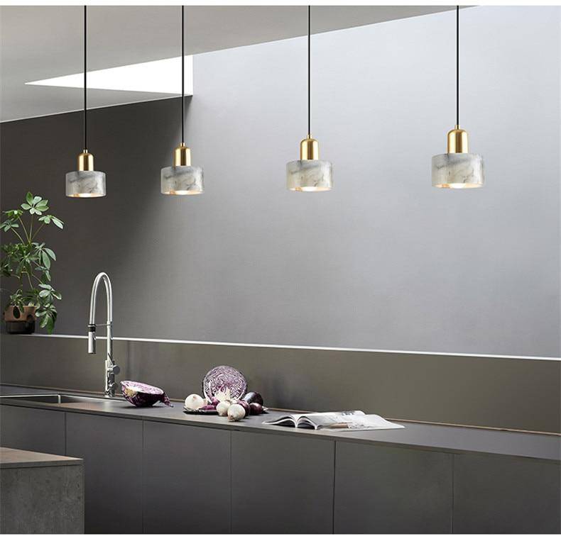 Suspension Luxury LED dorée sur marbre blanc | Marco Lucetti