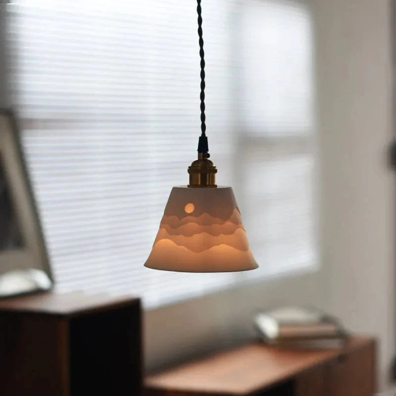 Suspension Style Japonais Zen en Céramique - Chez l'Habitant - Ambiance Montagne et Ombre - Chambre en Laiton avec Éclairage LED | Marco Lucetti